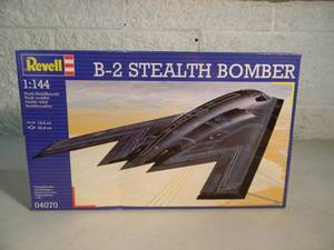 NEW SEALED IN BOX - REVELL B-2 STEALTH BOMBER 1144 SCALE MODEL KIT #04070 - GREAT PIECE - SEE PICTURES