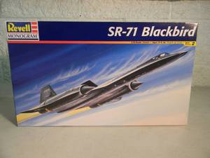NEW SEALED IN BOX - REVELL SR-71 BLACKBIRD 172 SCALE MODEL KIT #85-5810 - GREAT PIECE - SEE PICTURES