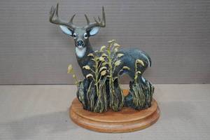 lot 82 image: Danbury Mint Full Alert Porcelain Sculpture By Bob Travers