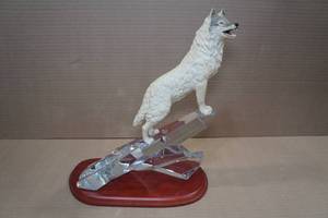 lot 84 image: Franklin Mint Hand Painted Procelain Cry of the North 1988