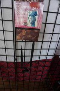 lot 64 image: Allen Model 7046 Broad Head Hip Mount Camo Quiver