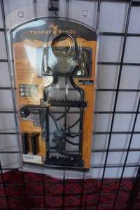 lot 65 image: Trophy Ridge Beacon Model One Piece Quiver With LED Lights