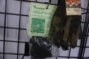 lot 124 image: Dermo Flage Camo Head Net With Boss Tough Grip Poly Mesh Gloves