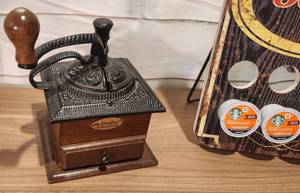 lot 43 image: Mr. Dudley Coffee Bean Grinder & K- Cup Holder