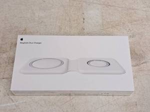 lot 153 image: Apple MagSafe Duo Charger (New)