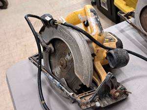 lot 176 image: DeWalt 7-14 Circular Saw with Electric Brake DW369