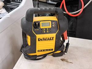 lot 185 image: DeWalt 13W 12V120PSI Jump Starter DXAEJ14