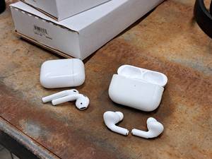 lot 192 image: Lot of (2) Sets of Earbuds with Charger Case