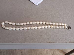 lot 208 image: L Pearl Necklace