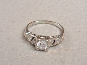 lot 212 image: 14K Gold Gemstone Ring