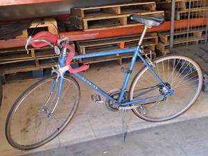 lot 236 image: Schwinn Traveler III 24 Mens 10-speed Street Bicycle 22 Blue Frame