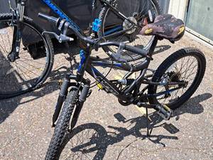 lot 241 image: Hyper 15 Boys Trail Bicycle 12 Black Frame