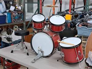 lot 11 image: Ceilio Mendini Kids Drum Set