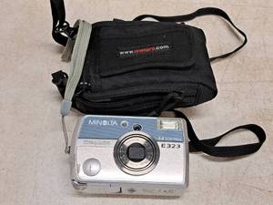 lot 14 image: Minolta DiMage Digital Camera E323 with Case