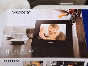 lot 19 image: Sony 8 Digital Photo Frame DPF-D82