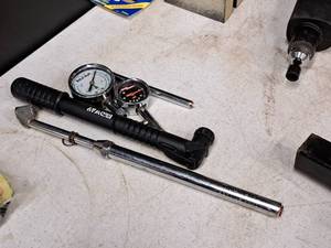lot 25 image: Lot of (5) Assorted Tire Gauges and Regulators
