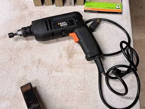 lot 29 image: Black & Decker 10mm Power Drill 7152