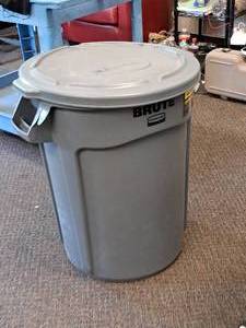lot 32 image: Rubbermaid Brute Commercial Plastic Trash Can with Lid