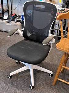 lot 33 image: Rolling Office Arm Chair