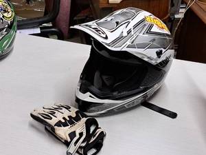 lot 46 image: HJC ES-MX Blizzard Motorcycle Racing Helmet and Gloves