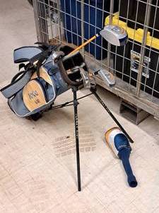 lot 48 image: Loco Kid logo Childrens Golf Bag with Assorted Golf Clubs