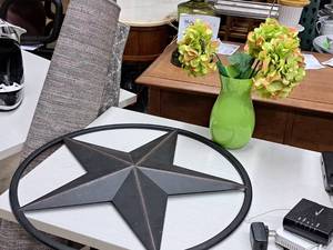 lot 52 image: Home Dcor - Metal Star Wall Art and Fauz Flower Arrangment in Vase