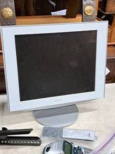 lot 71 image: Sony 17 Computer Monitor SDM-HS73 with Remote Control