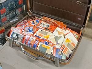 lot 77 image: Lot of  Collectible Baseball Cards with Suitcase