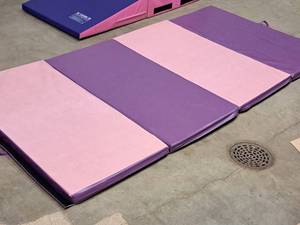 lot 100 image: Tumbing Mat 4x8x2