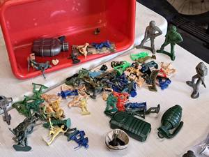 lot 140 image: Lot of  Assorted Military Toys and Army Men