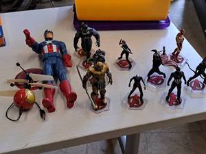 lot 143 image: Lot of (12) Assorted Avenger Action Figures