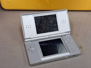 lot 176 image: Nintendo DS Game