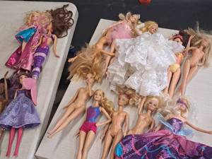 lot 187 image: Lot of (14) Barbie Dolls