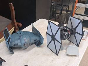 lot 195 image: Lot of (2) Star Wars Ships