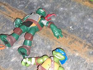 lot 133 image: Lot of (6) Teenage Mutant Ninja Turtle Action Figures