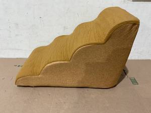lot 334 image: 4 Tier Pet Stairs, Measures 27.5 x 19 x 16