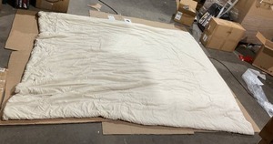 lot 338 image: Cream 3 Piece Comforter Set, Measures 90 x 100