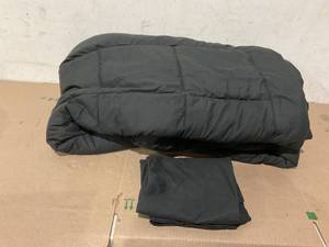 lot 349 image: 3 PCS King Size Comforter Set Black