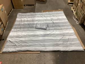 lot 249 image: 3 PCS Bedusre Full Size Comforter Set