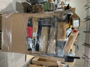 lot 392 image: Wholesale Pallet  of Miscellaneous Car Parts