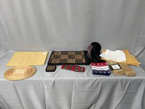 Lot of Place Mats, Coasters & Napkins (some in orig pkg) & Large Oval Hot Pads