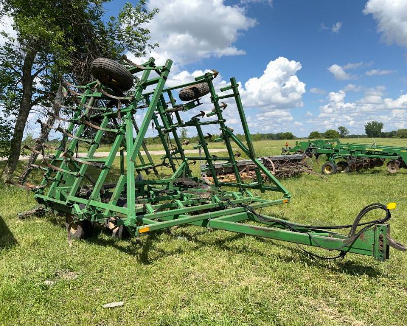 lot 8 image: John Deere 960 Field Cultivator