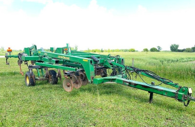 lot 7 image: John Deere 2700 5-Shank Ripper