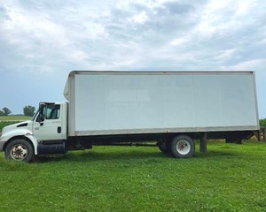 lot 10 image: 2005 International 4300