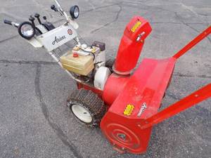 lot 9 image: Ariens 32 Snow Blower 10 HP