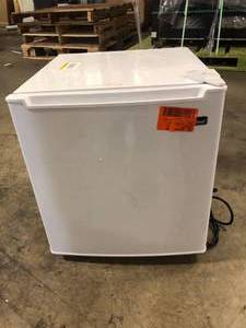 lot 34 image: Magic Chef 1.7 cu. ft. Freezerless Mini Fridge, White  Customer Returns See Pictures