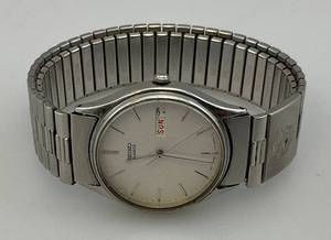 lot 45 image: Vintage Seiko Watch With Multi Colored Calendar