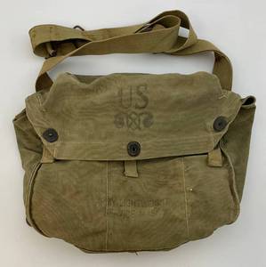 lot 51 image: WWII WWII M4 Lightweight Service Mask Bag
