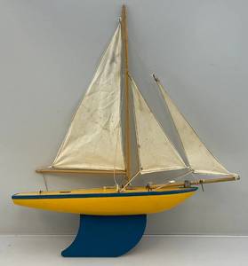 lot 66 image: Vintage 1950s STARYACHT Pond Sailboat 20 x 23