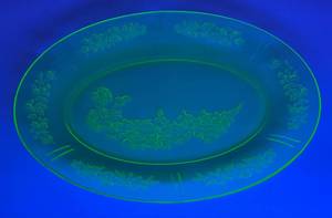 lot 69 image: Vintage Uranium Glass Oval Platter 9 x 12 12